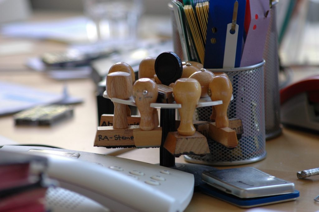 Auf dem Bild sind Stempel der Kanzlei Rechtsanwälte Stern Hübner Dries Würker Partnergesellschaft zu sehen. Diese stehen symbolisch für die Zusammenarbeit mit dem Mandanten.